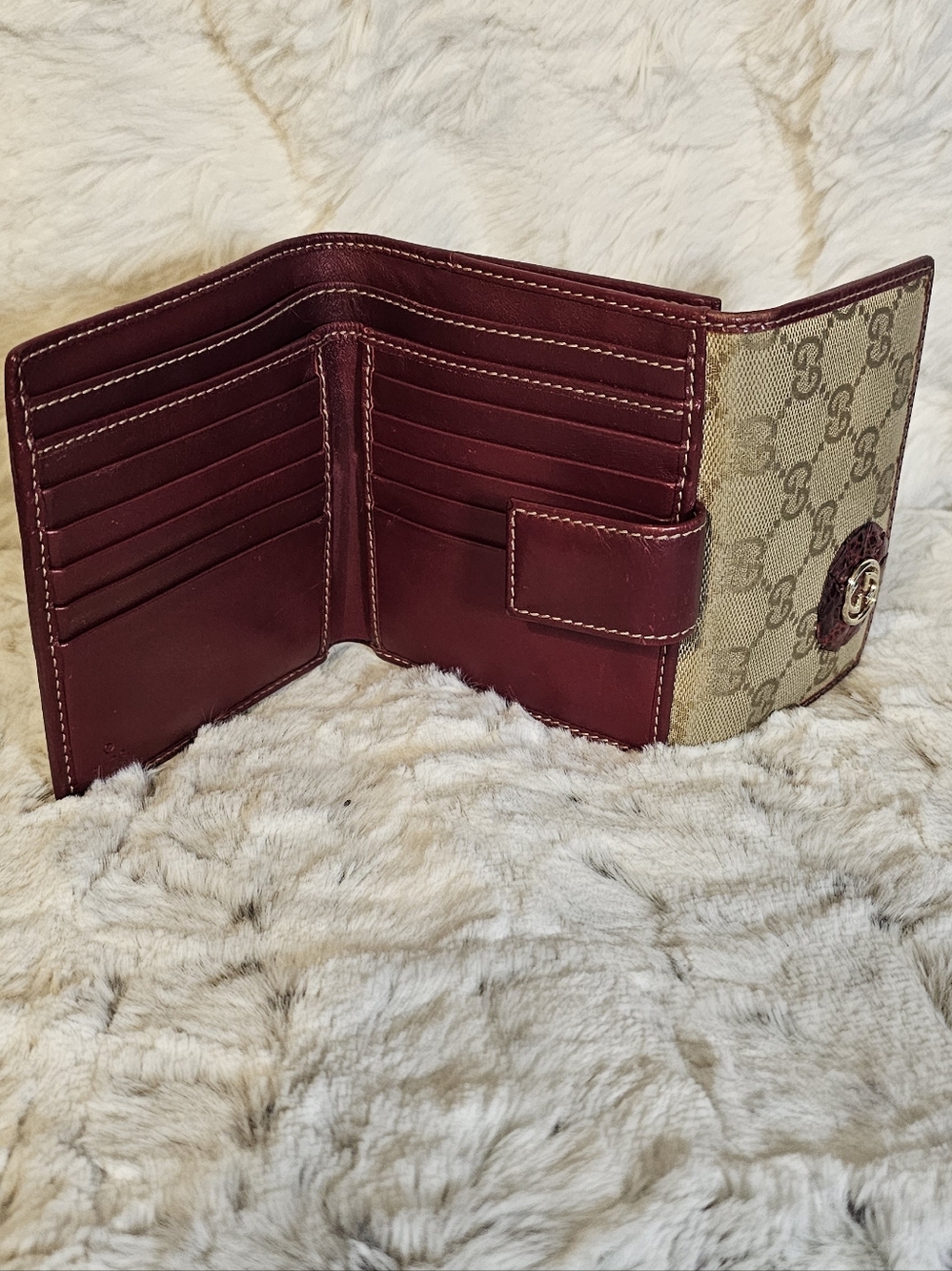 Gucci Beige Monogram Wallet with Burgundy Trim and Medallion - Picture 9 of 14